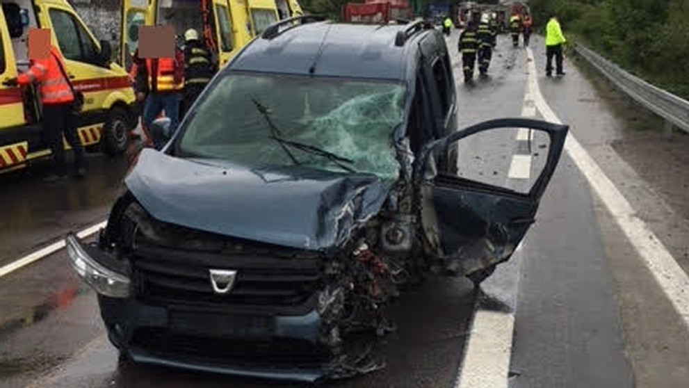 Vodič osobného auta je vážne zranený.