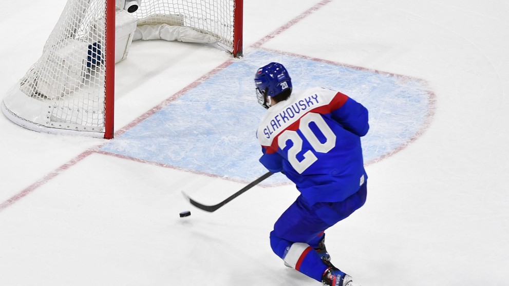 Juraj Slafkovský skóruje do prázdnej brány.