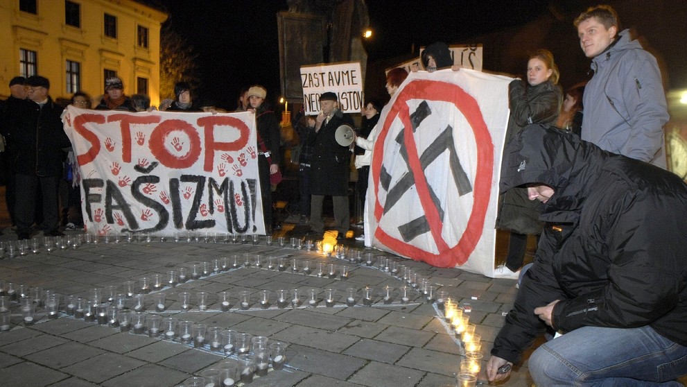 Účastníci pochodu Daniela Tupého zapaľujú sviečky (2007) 