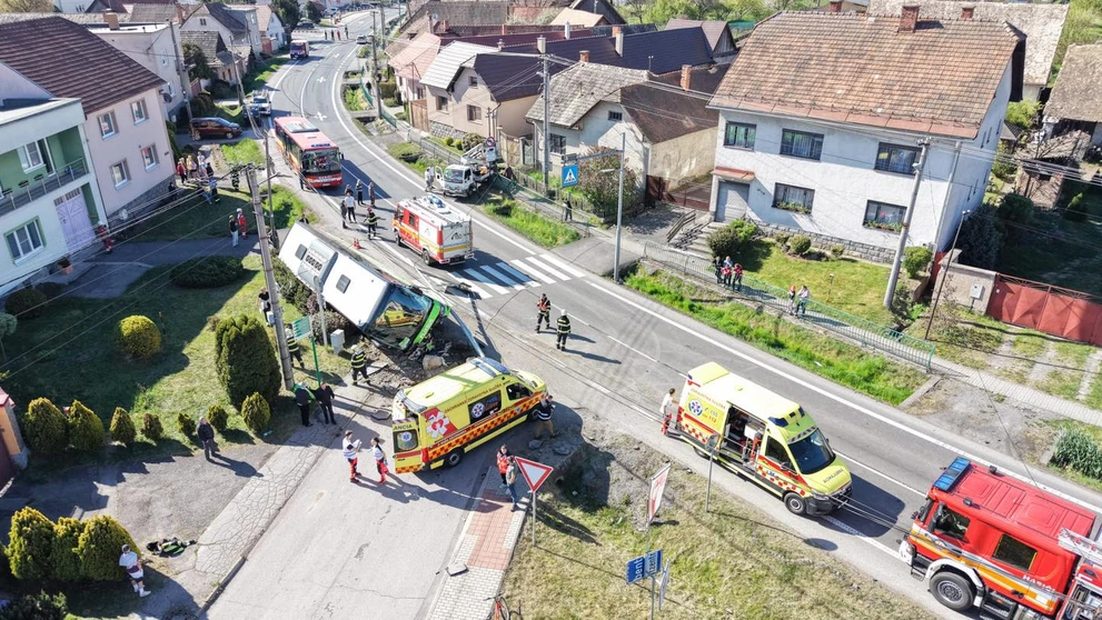 V obci Dobrá Niva havaroval autobus