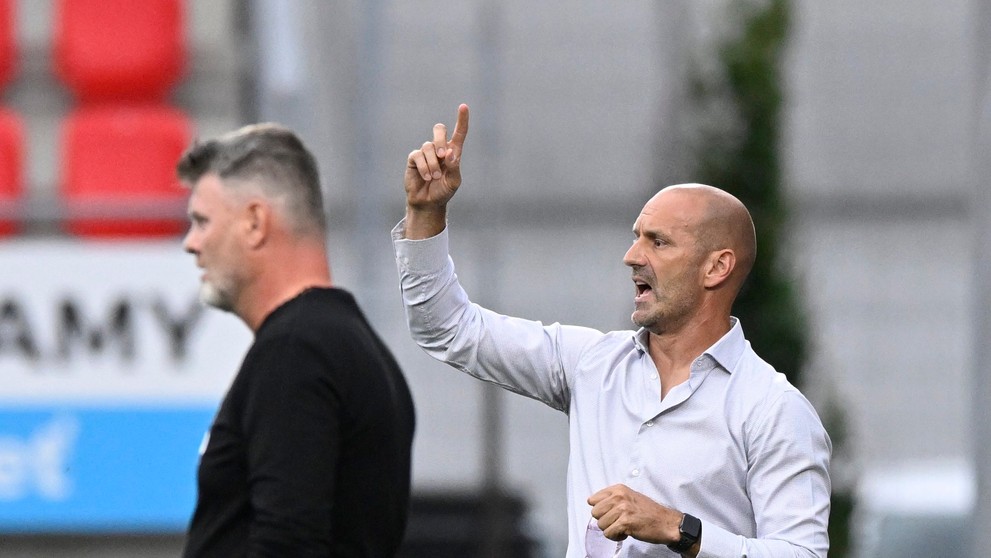 Zľava tréner MFK Zemplín Michalovce Marek Petruš a hlavný tréner AS Trenčín Ilija Stolica v zápase 2. kola Niké ligy.