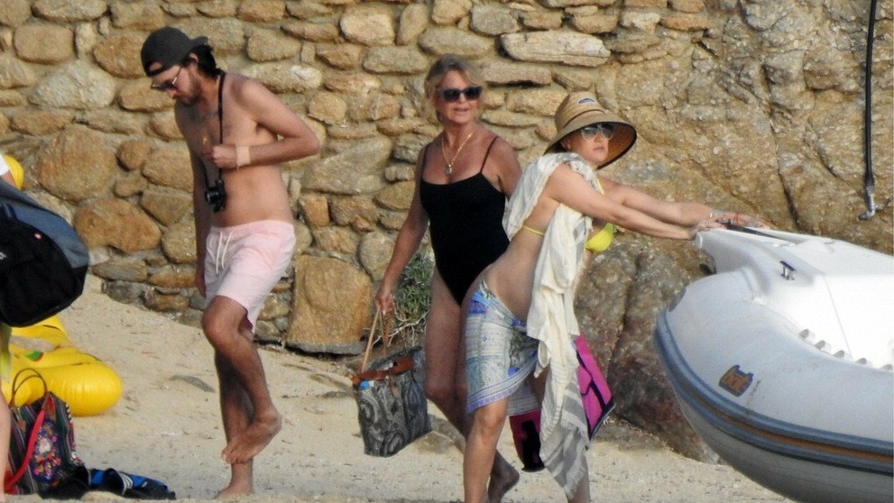 Kate Hudson oddychuje na gréckom ostrove.
