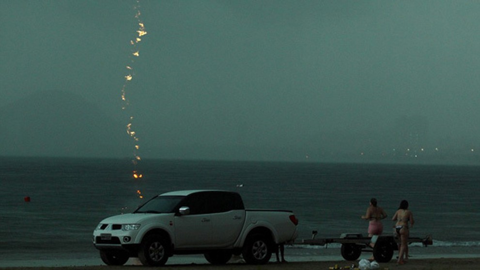 Ženu zasiahol blesk na pláži v Brazílii