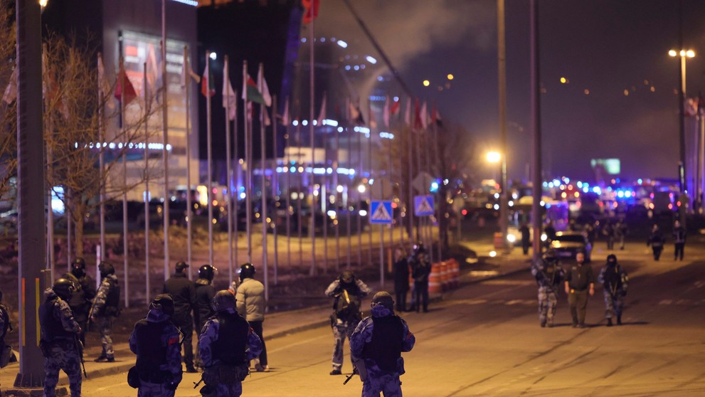 Polícia hliadkuje v blízkosti Crocus City Hall.