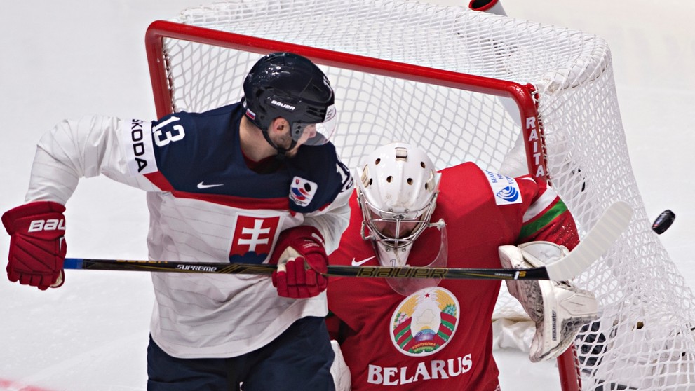 Tomáš Jurčo pred brankárom Vitalij Kovaľovom v zápase s Bieloruskom.