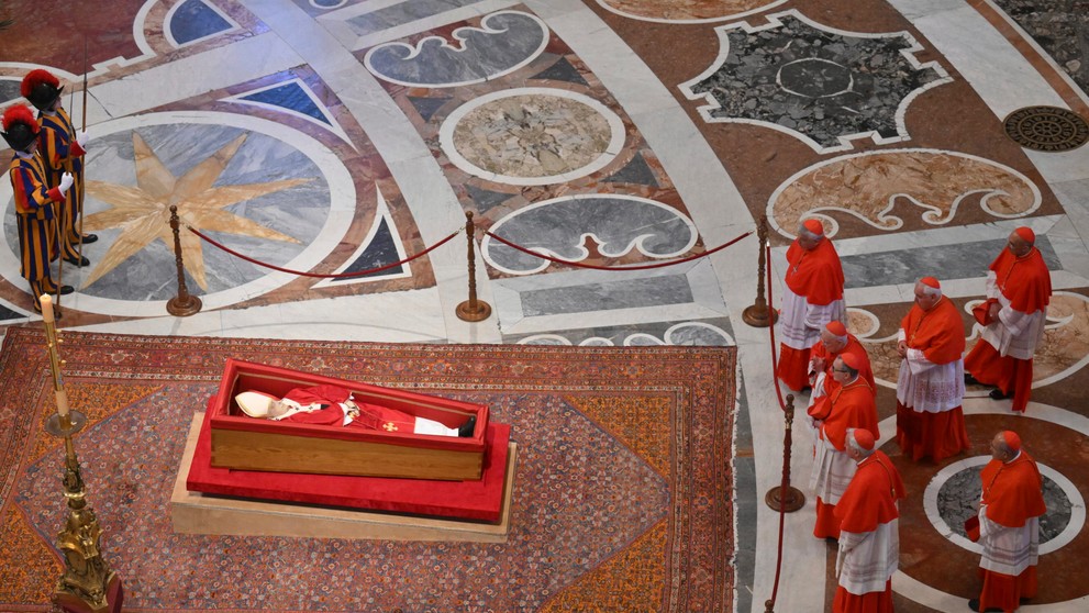 Kardináli vzdávajú úctu pápežovi Františkovi