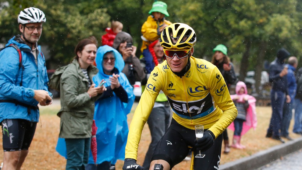 Chris Froome si užíval poslednú etapu s pohárikom šampanského.