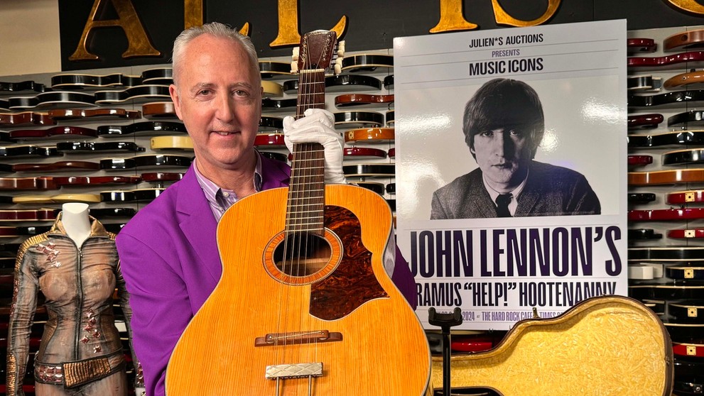 Lennonovu akustickú gitaru vydražili za takmer tri milióny dolárov.