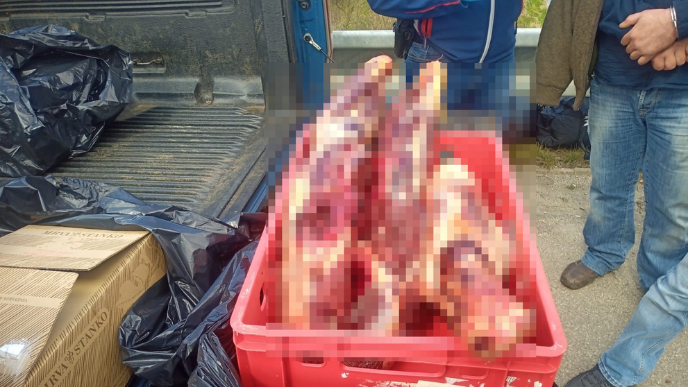 Enviropolícia zadržala troch mužov, ktorí prevážali nelegálne uloveného medveďa.