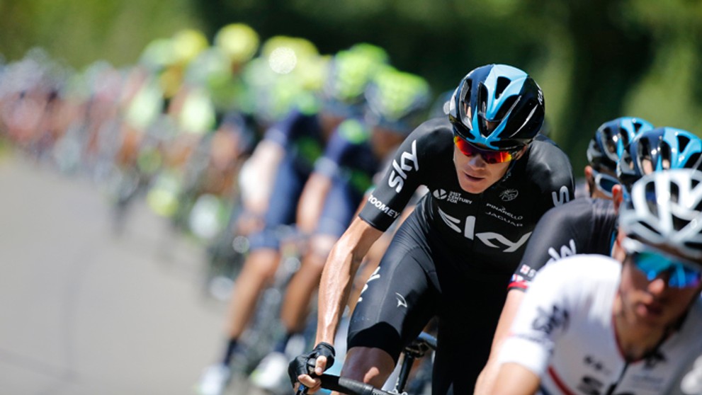 britský cyklista Chris Froome z tímu Sky v pelotóne počas 7. etapy TdF z Livarotu do Fougeres.