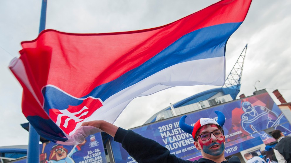 Tím Slovenska (modré dresy) a tím USA (biele dresy) pred zápasom na MS 2019.