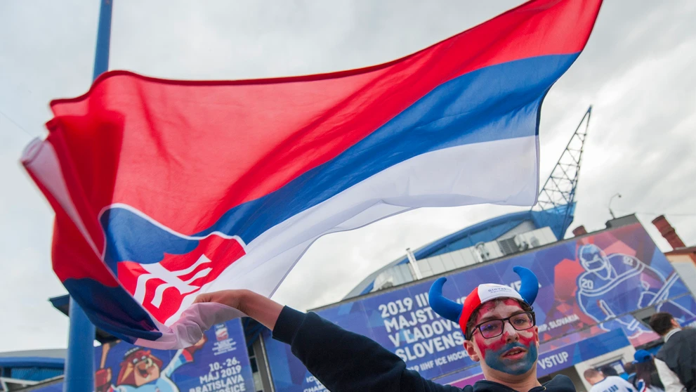 Tím Slovenska (modré dresy) a tím USA (biele dresy) pred zápasom na MS 2019.