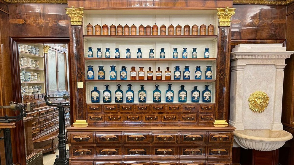 Mobiliár Lekárne u Salvatora.