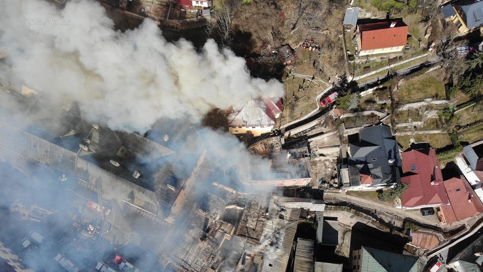 Letecké zábery ukazujú rozsah požiaru.