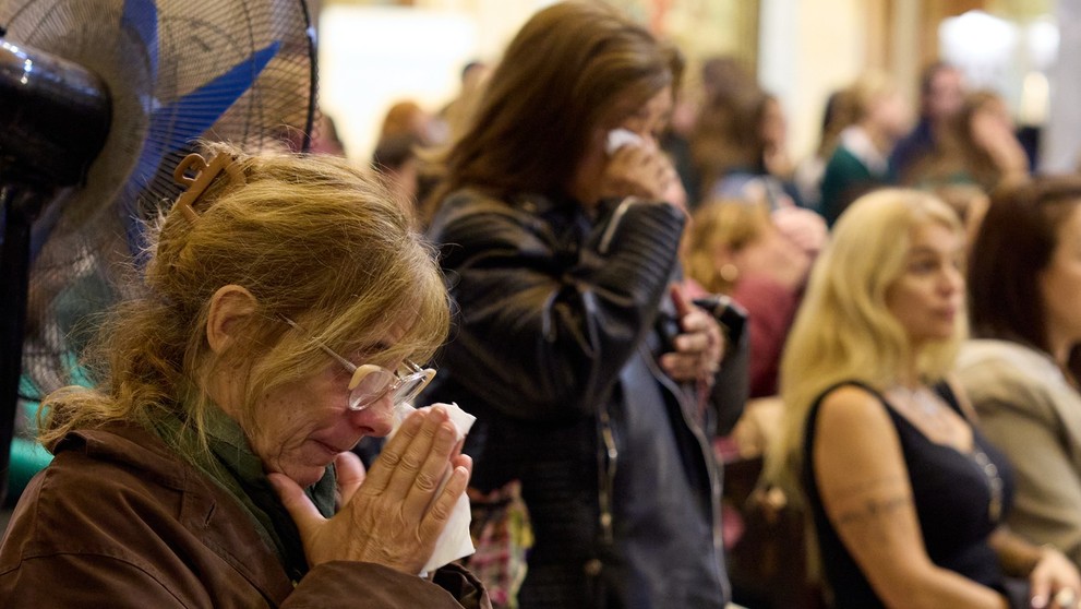Ľudia plačú počas omše v Metropolitnej katedrále v buenos Aires, kde pápež František ako arcibiskup Jorge Bergoglio slúžil omšu.