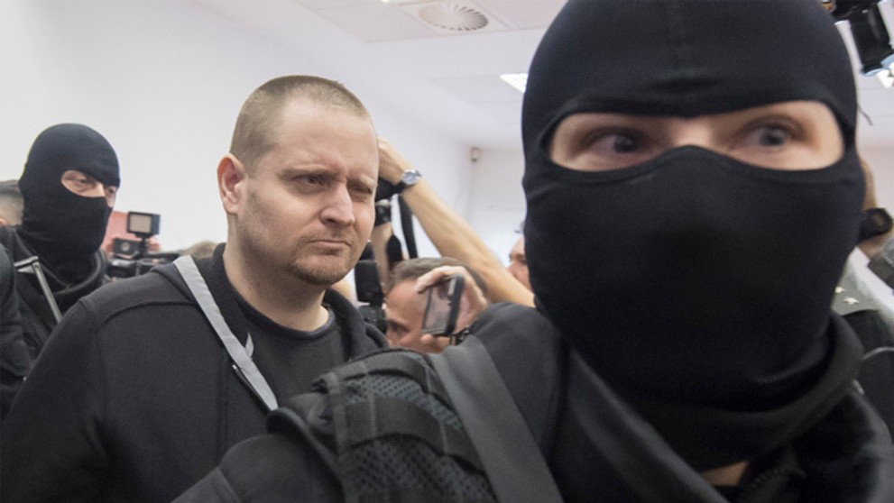 Alena Zsuzsová si zakrýva tvár pred verejným prejednaním obžaloby v prípade vraždy novinára Jána Kuciaka a Martiny Kušnírovej.