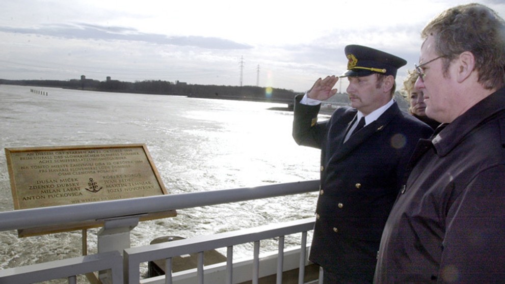 Pamätná tabuľa ôsmim slovenským námorníkom, ktorí zahynuli počas tragickej nehody remorkéra Ďumbier (28. januára 2002).