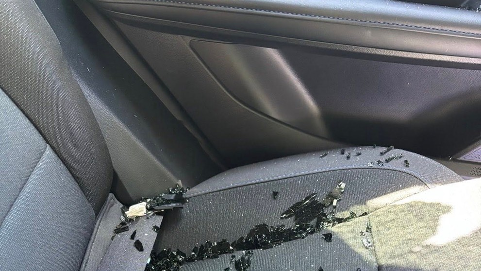 Neznámy páchateľ poškodil auto Zuzany Petkovej priamo pred domom.