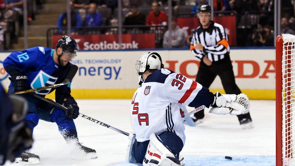 Marián Gáborík otvára stretnutie zápasu Tím Európy - USA.