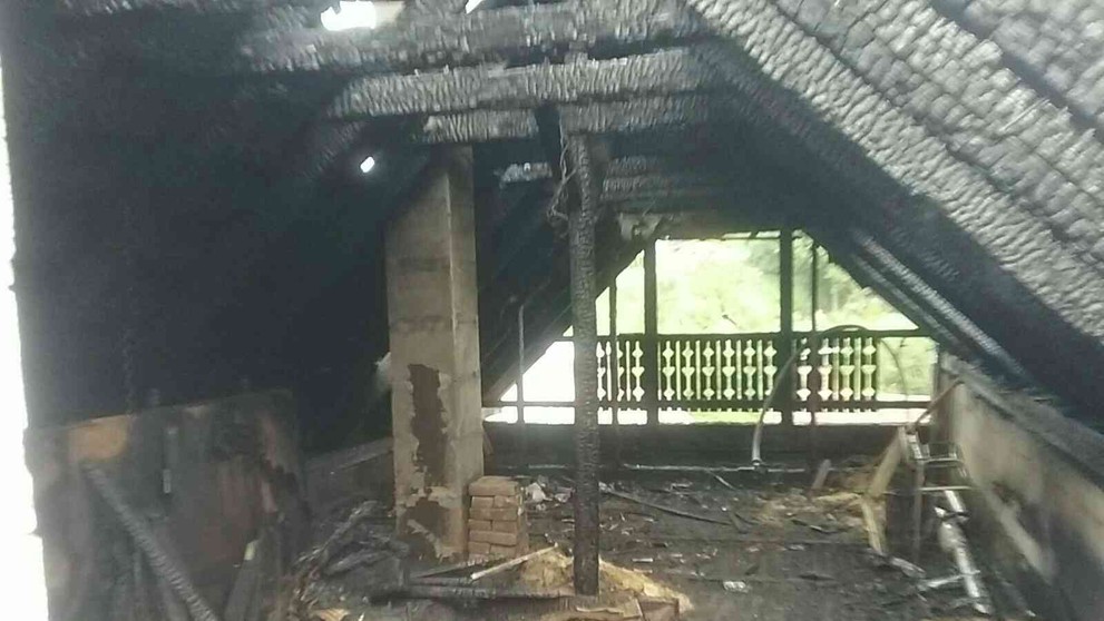 Do domu udrel blesk, zachvátili ho plamene.