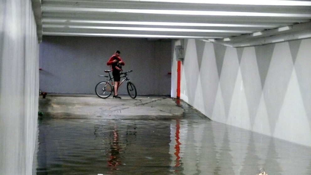 Na snímke vysoká hladina spodnej vody  spôsobila zatopenie podchodu pri Ekonomickej univerzite v Petržalke