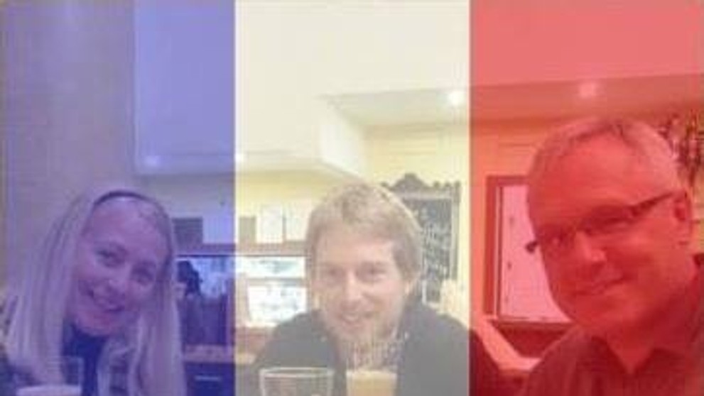 Faceebok zaplavili profilové fotografie zaodeté do francúzskej vlajky.