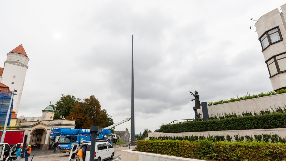 Stožiar pred parlamentom.