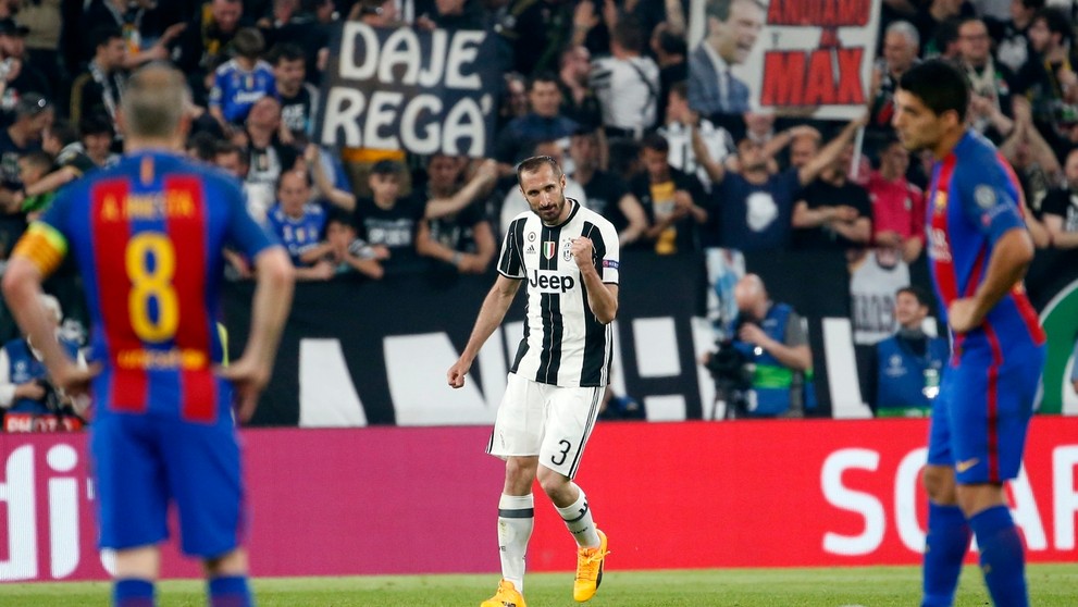 Stopér Juventusu Giorgio Chiellini (v strede) oslavuje svoj gól vo štvrťfinále LM proti Barcelone.