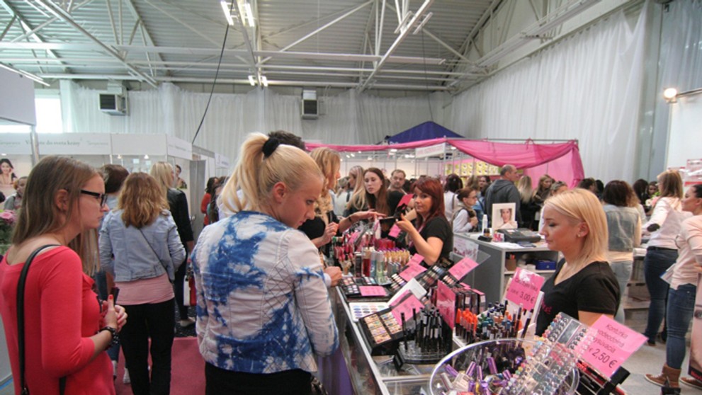 Pohľad na vystavujúcich v stánkoch.