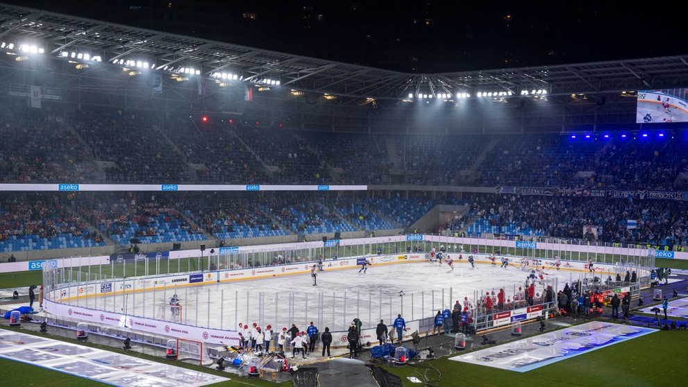 Na snímke hokejisti počas zápasu na hokejovom podujatí Kaufland Winter Games HC Oceláři Třinec - HC Kometa Brno.