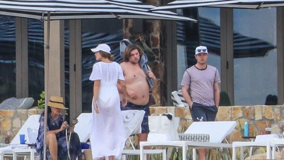 Kevin Shattenkirk (vľavo), vzadu Mika Zibanejad a Mats Zuccarello z NY Rangers oslavujú gól proti NY Islanders.