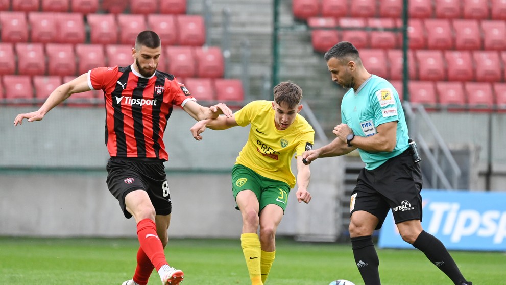 Na snímke zľava hráč Trnavy Adrian Zeljkovič, hráč Žiliny Mário Sauer a rozhodca stretnutia Filip Glova.