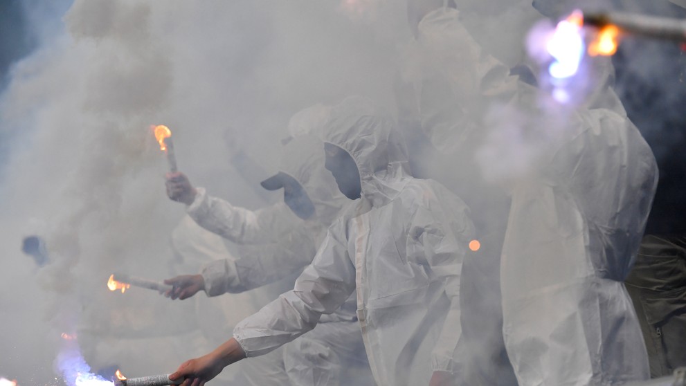 Fanúšikovia Slovana s dymovnicami v zápase 7. kola skupiny o titul futbalovej Fortuna ligy proti Trnave.