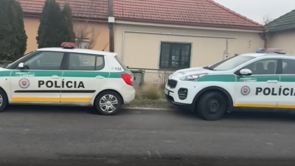 Policajné autá na mieste nešťastia.