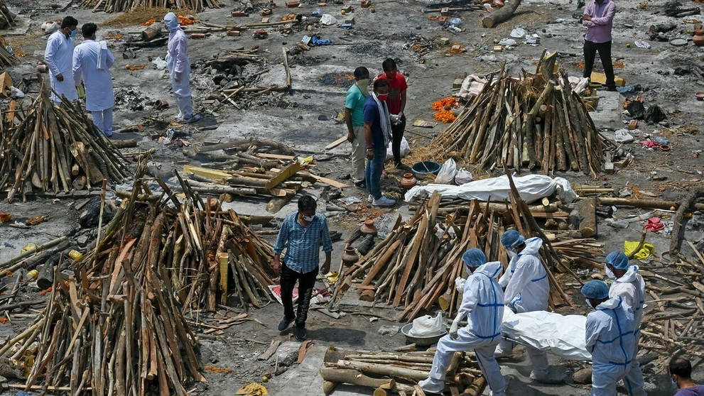 Obete covidu nestíhajú v Indii spaľovať