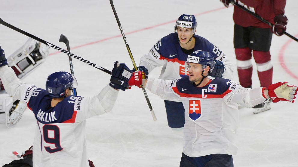 Na snímke zľava Michel Miklík, kapitán Vladimír Dravecký a Mário Bližňák po góle Lotyšom na MS 2017.