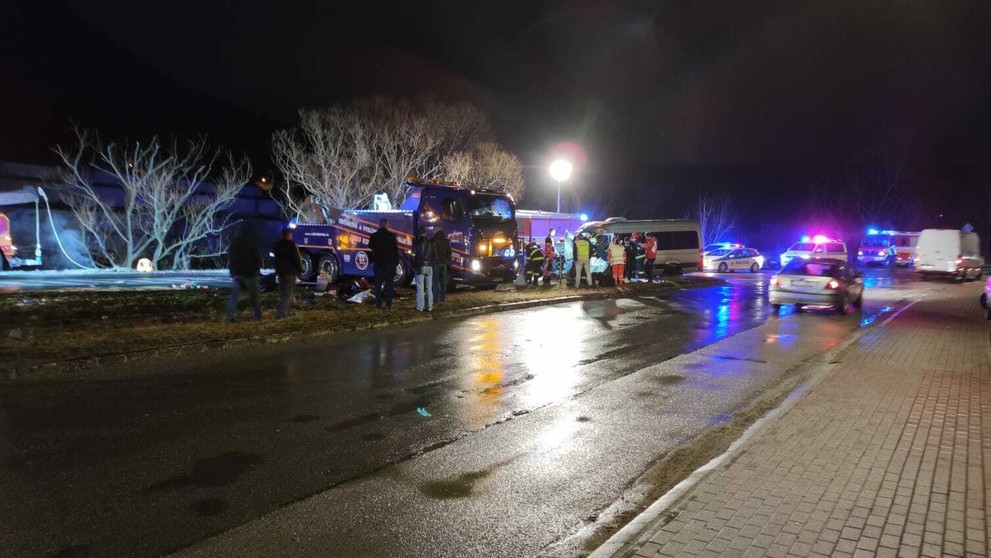 Zrážka ukrajinskej dodávky s ukrajinským autobusom v Ružomberku.