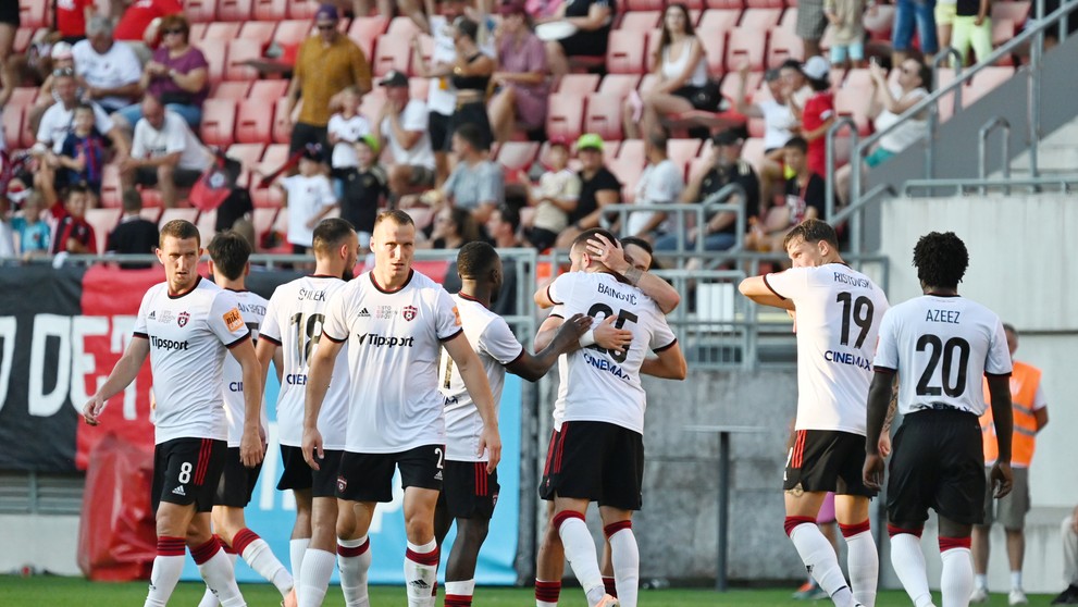 Radosť hráčov Trnavy po strelení gólu počas zápasu 4. kola Niké ligy proti Podbrezovej.