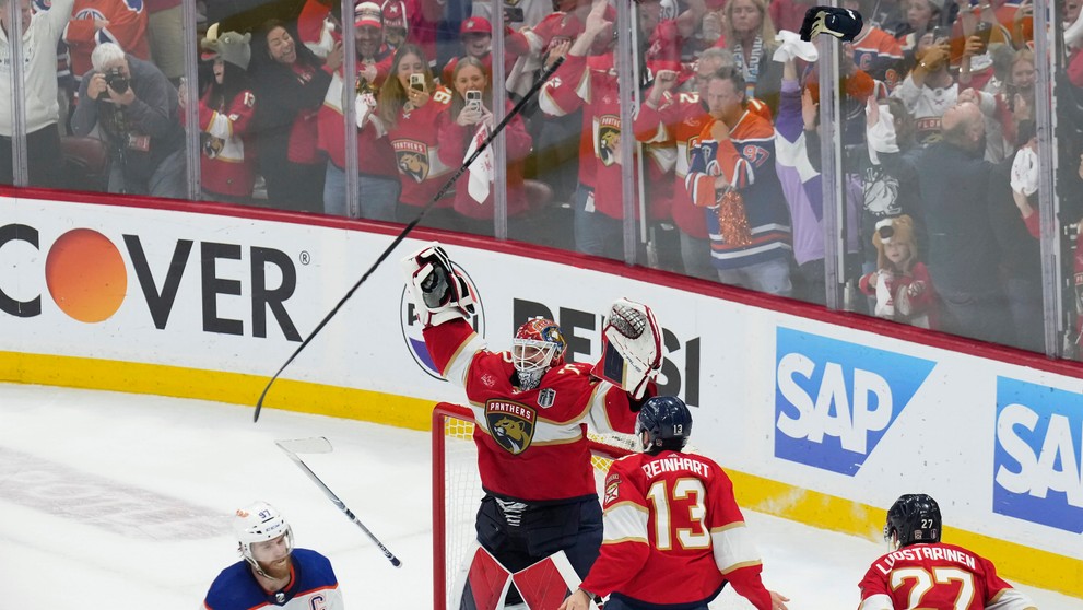 Gólman Floridy Sergej Bobrovski jasá po zisku Stanley Cupu.