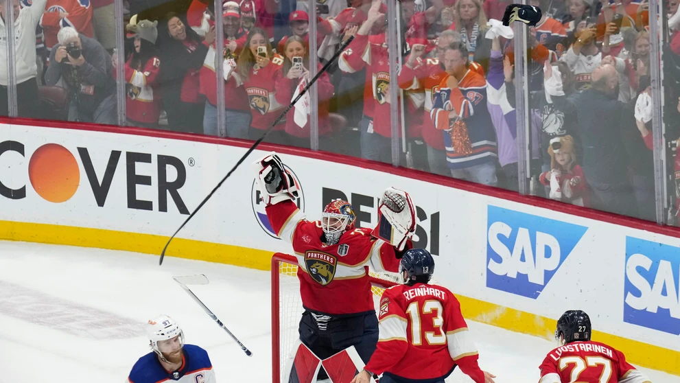 Gólman Floridy Sergej Bobrovski jasá po zisku Stanley Cupu.