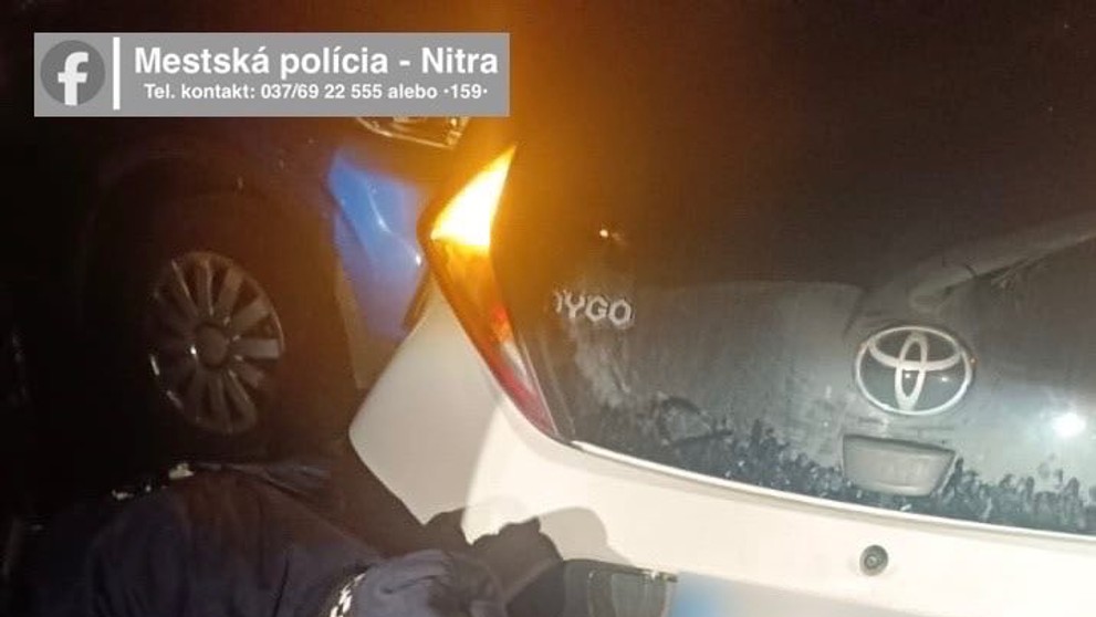 Kuriérovi spadli kľúče do kanála