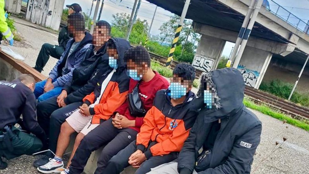 Zadržaní migranti v Kalnej nad Hronom.