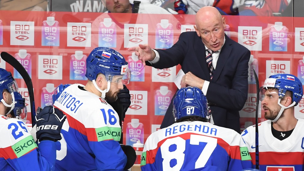 Alex Tamáši, Róbert Lantoši, Pavol Regenda, kapitán Marek Hrivík a tréner Craig Ramsay