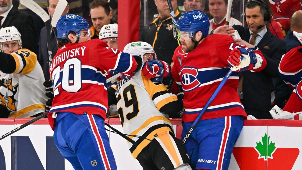 Keď je to potrebné, Slafkovský neváha zahrať tvrdo.