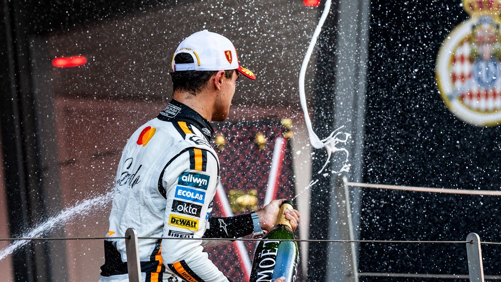 Pódium víťazov v Monaku.