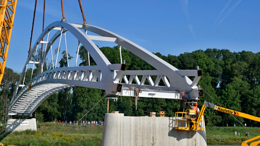Osadenie oceľovej konštrukcie lávky na piliere v Kopčanoch-