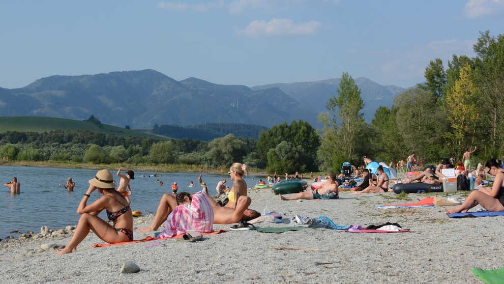 Mestská pláž v Liptovskom Mikuláši počas horúčav 