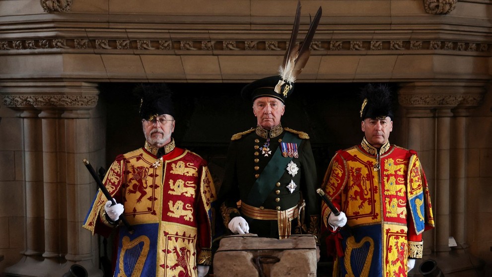 Kameň osudu počas ceremoniálu na Edinburskom zámku.