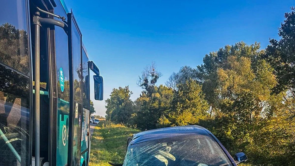 Zrážka auta a autobusu pri Michalovciach.