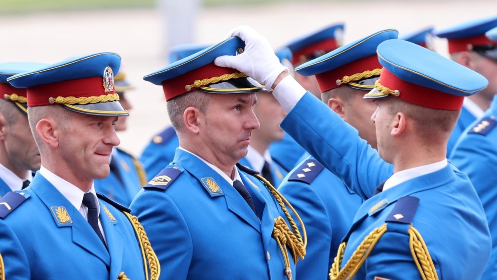 Príslušníci čestnej stráže srbskej armády sa pripravujú na príchod tureckého prezidenta Recepa Tayyipa Erdogana.